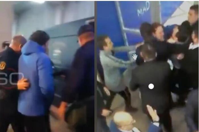 نجم برشلونة السابق يتورط بشجار في منتصف مباراة(فيديو) 62c2a1fd4c59b758504f682c