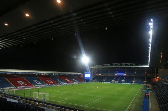 أول ناد إنجليزي يفتح ملعبه لأداء صلاة عيد الأضحى 62c3fd154c59b71d793297aa