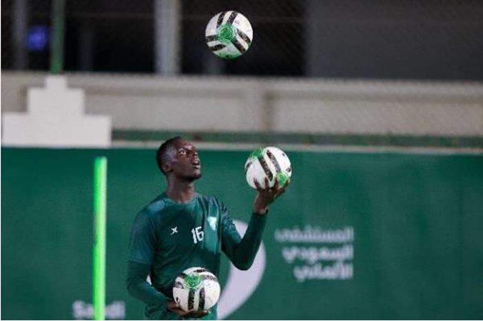 بالصور.. ميندي يخطف الأنظار في ظهوره الأول بأهلي جدة corr_465_koo_465548