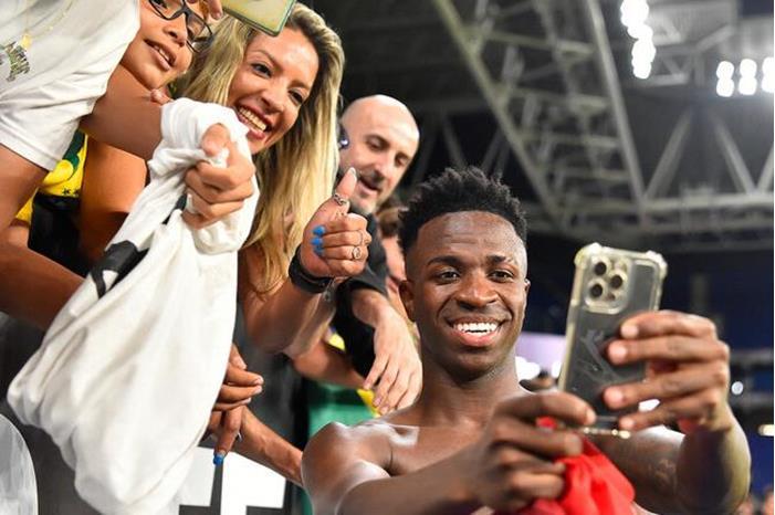 كشاف البلوغرانا السابق يفضح فينيسيوس 64afde7e4c59b7377e753b98