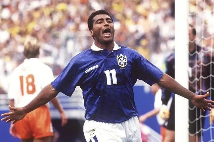 نقل الأسطورة البرازيلية روماريو للمستشفى 3