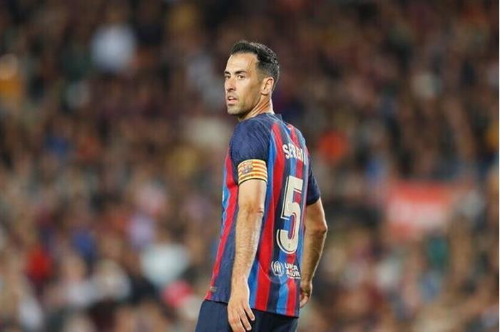 برشلونة يقترب من ضم بديل بوسكيتس 64b3f8f54c59b750073a60bc