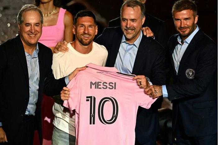 شاهد.. الاستقبال الأسطوري لـ ميسي  خلال تقديمه رسميا في إنتر ميامي 64b4cf594236041e506b3b65