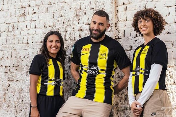 شاهد.. الاتحاد السعودي يقدم قميصه الجديد بطريقة مميزة 64b6df2d4c59b743dd2fd5d1