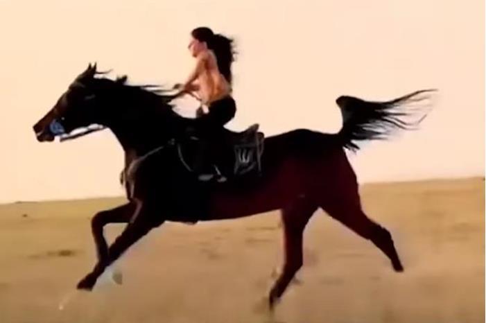 مشهد مؤثر جدا.. أصغر فارسة في كردستان تبكي بحرقة على موت حصانها (فيديو) 64bc20574c59b76c8f33b22a