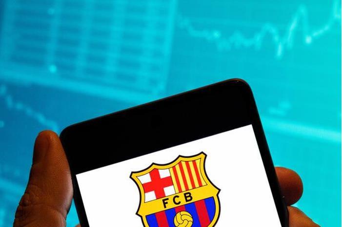 قميص برشلونة الاحتياطي يثير الجدل بين جماهيره (صورة) 64c0e83542360471173ec16b