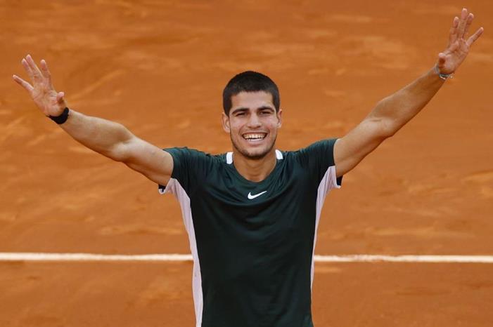 كارلوس-الكاراز-يهزم-نوفاك-ديوكوفيتش-المصنف-الأول-عالميا-في-التنس