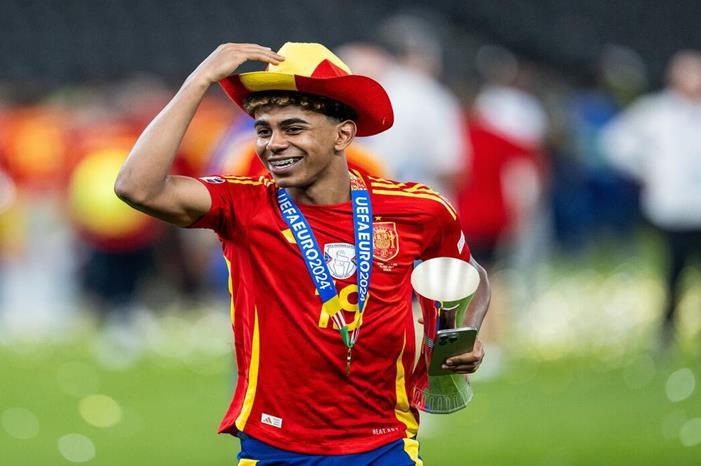 لامين جمال ينصب نفسه ملكا لإسبانيا في نهائي يورو 2024 6694b602423604467c3a9f8a