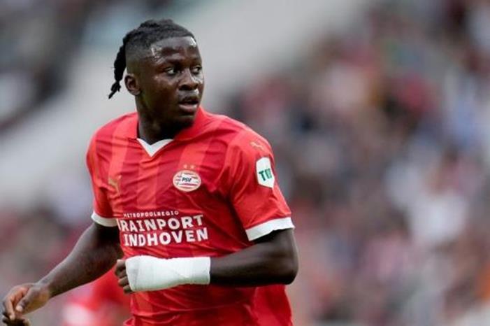 البلجيكي يوهان باكايوكو نجم نادي إيندهوفن الهولندي