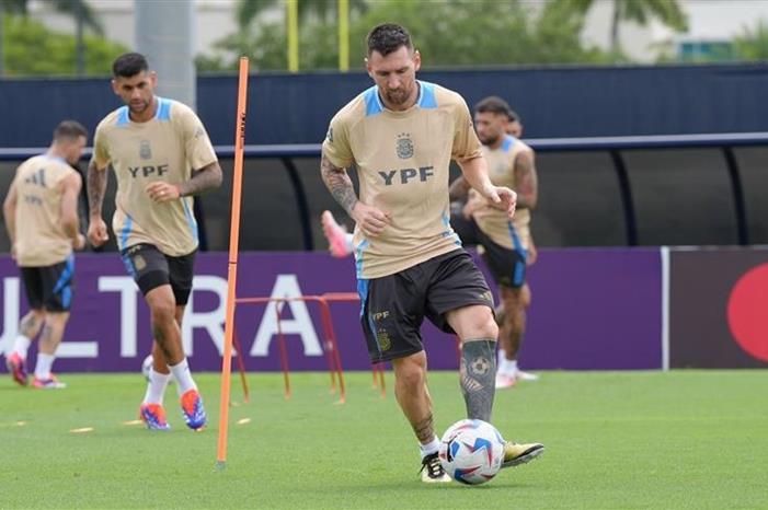 شاهد.. ميسي يظهر في تدريب الأرجنتين 20247211113363HO