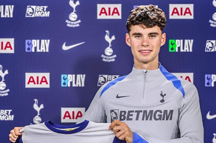 توتنهام يعلن ضم موهبة ليدز يونايتد حتى عام 2030 GReTc6JXwAAjhrx