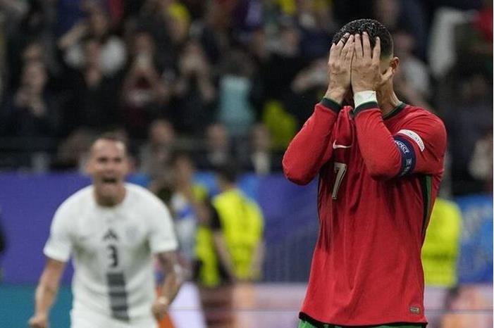 شاهد.. رونالدو يجهش بالبكاء بعد إهداره ركلة جزاء 66832b2142360466414b8708