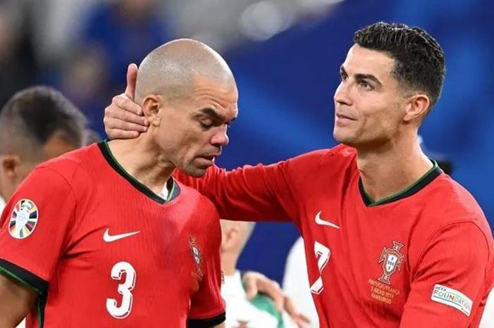 صورة دموع بيبي وحضن رونالدو تخطف الأنظار بوداع البرتغال 1