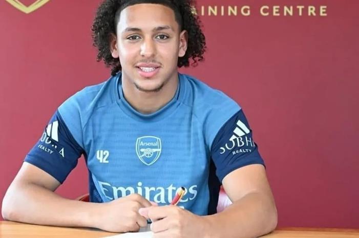 لاعب مصري يوقع أول عقد احترافي مع آرسنال Capture