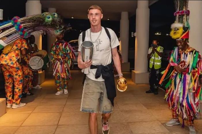 بالمر يحظى باستقبال الأبطال في مسقط رأس جده Capture