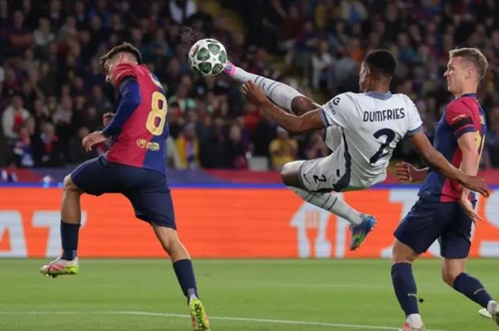 صفقة مفاجئة .. هل يقترب برشلونة من التعاقد مع نجم الدوري الإيطالي؟ Capture