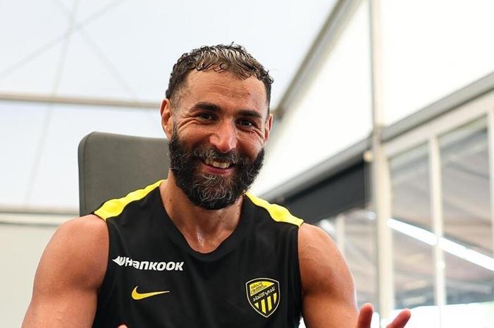 بنزيما يثير تفاعل زملائه بعبارة بالعربية (فيديو) 687bc8ea423604493c44e866