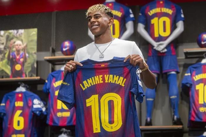 لامين جمال يخطف الأنظار بلوك جديد وقميصه رقم 10 يحقق أرباحًا قياسية Capture