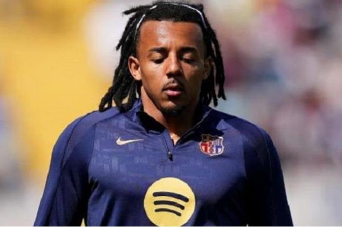 124-194627-jules-kounde-barcelona-milano-plane_700x400