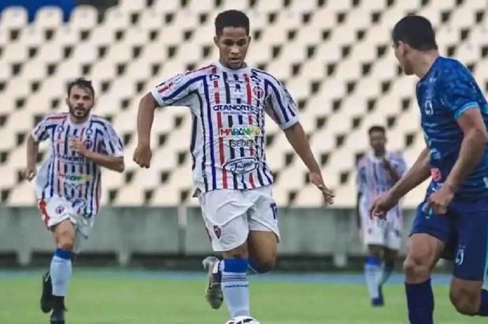 "طائرة ورقية" تتسبب في حادث مرعب خلال مباراة كرة قدم (فيديو) 687f69374c59b751777c1302