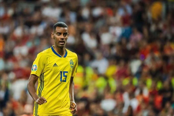 تطورات عاجلة في مستقبل إيزاك .. "صفقة الهلال المنتظرة" Capture