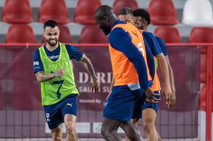 يحافظ على إرثه.. نجم الهلال السابق يرفض عرض سعودي مغر Capture