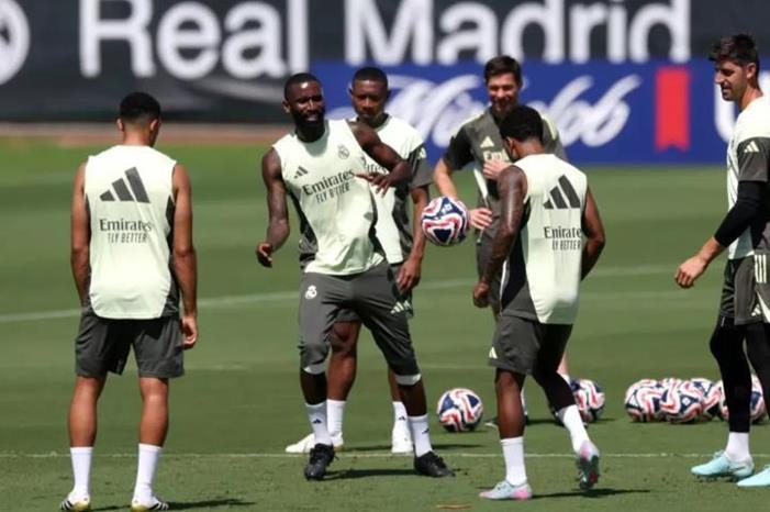 ريال مدريد يطلب من ألابا فسخ عقده.. والنجم النمساوي يرفض ويتمسك بالبقاء حتى 2026 Capture