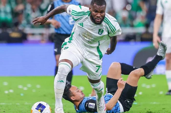 نجم الأهلي يطلب الرحيل فورا .. كيسييه يقرر فسخ عقده والعودة لأوروبا Capture