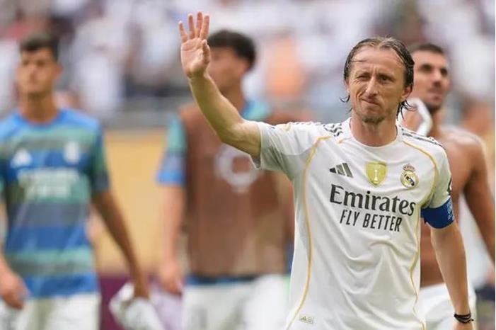 أليغري يكشف موعد انضمام مودريتش إلى ميلان Capture