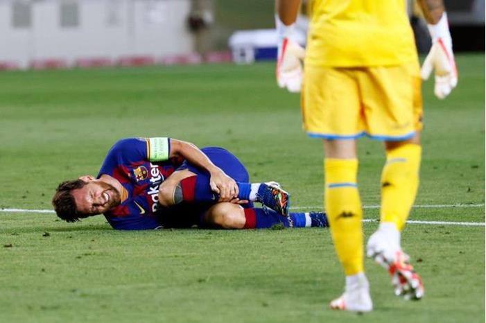 برشلونة يكشف حجم إصابة ميسي في مباراة نابولي ee7iaznx0aagmkl2020_8_8_22_9