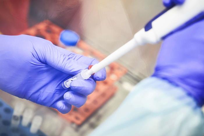 اخذ عينات لمخالطي اللاعبين ونقلهم للمستشفى 12