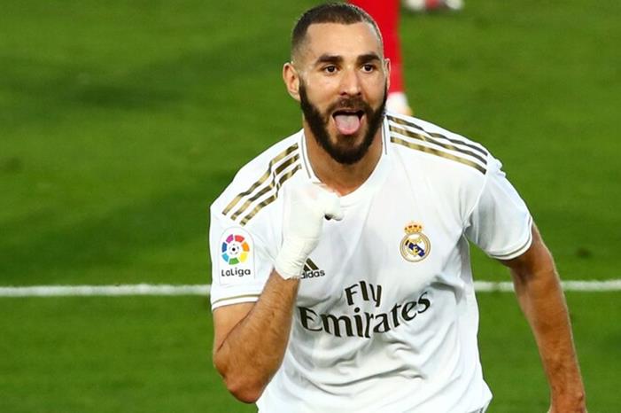 كريم بنزيما يستعرض سيارته الفاخرة- صورة 5f4204fd4c59b739b27ea06b