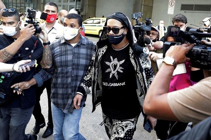 رونالدينيو يصل إلى البرازيل بعد خمسة أشهر من اعتقاله 5f458778423604462b2ba0f6