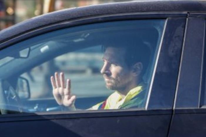 رئيس برشلونة يضحي بنفسه من أجل بقاء ميسي 01E308C234207