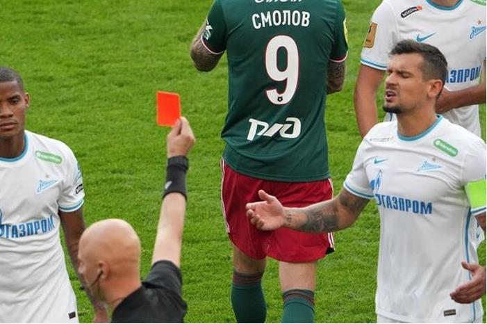 حكم كأس السوبر الأوروبي يتعرض لخشونة زائدة 611ae7db42360434cb1b95d0