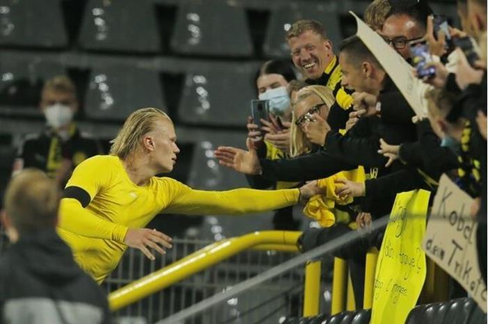 الفتى الذهبي هلاند يحقق حلم طفل رغم خسارته 611c2c3e4c59b7488e44214b