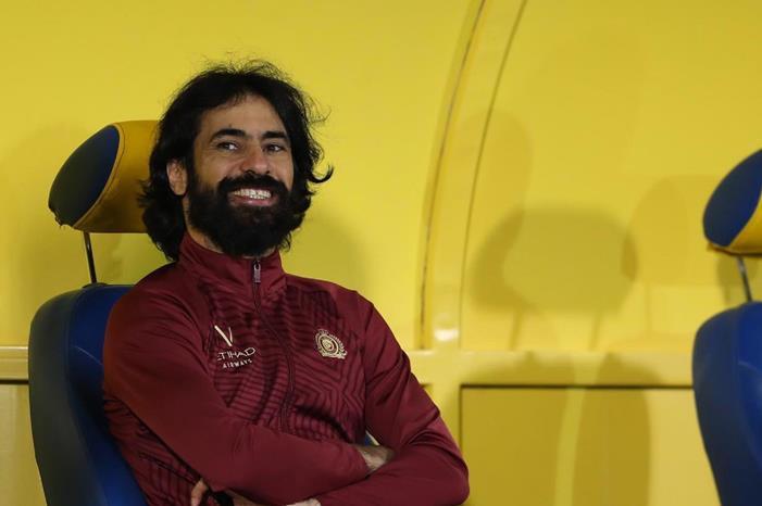 حسين عبدالغني يعتدي على موظف أمن hussein-abdulghani-al-nassr-15-2-2021_ekz60u0sw16k1f8godaib7ndg