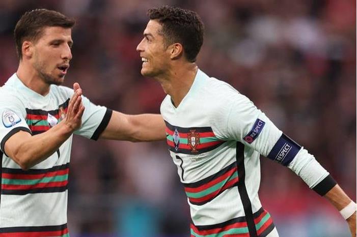 عملاق وحيد يفاوض رونالدو كريستيانو رونالدو