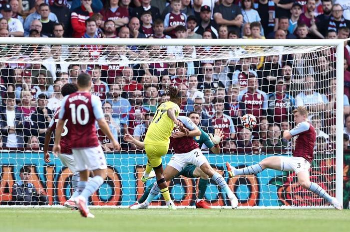 أستون فيلا يسقط في فخ التعادل ،، وغياب نجمه المصري مجددا AANQERL