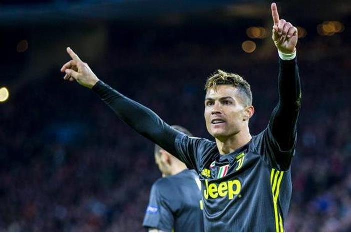 رونالدو يضحي من أجل مانشستر يونايتد 48283761_303