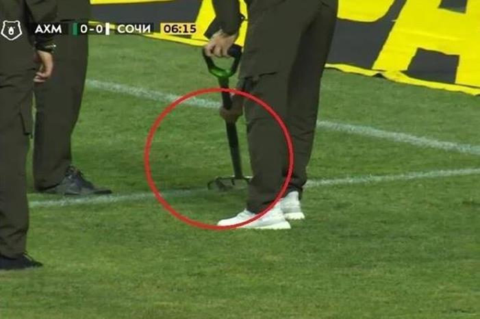 شاهد لحظة العثور على أفعى أثناء مباراة كرة قدم fdsfd