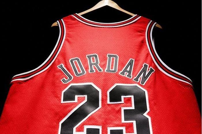 للبيع.. قميص الرقصة الأخيرة لمايكل جوردان 62f4bda14c59b72f1f0a2d3d