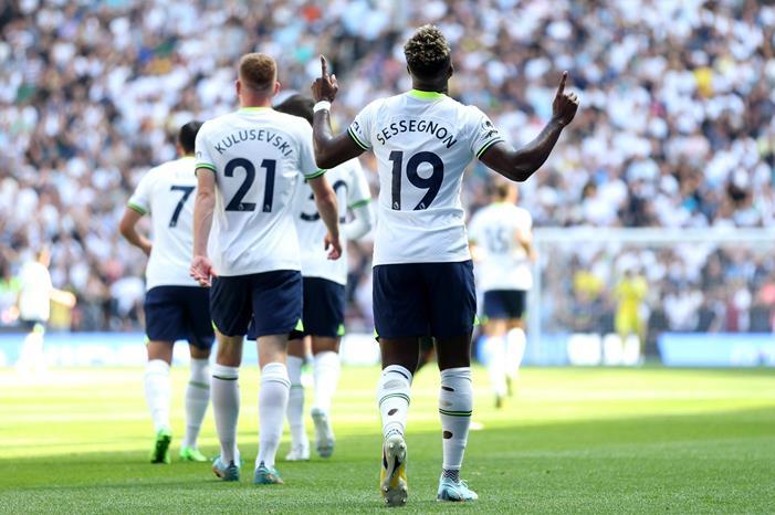 كونتي يستبعد 4 لاعبين من قائمة توتنهام FZfKMvKX0AAelMf-scaled