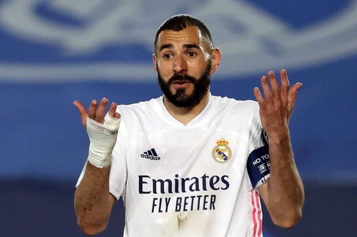 ريال مدريد يبحث عن بديل لـ بنزيما كريم-بنزيما-والسر-وراء-ارتداء-الضمادة-البيضاء-في-جميع-المباريات