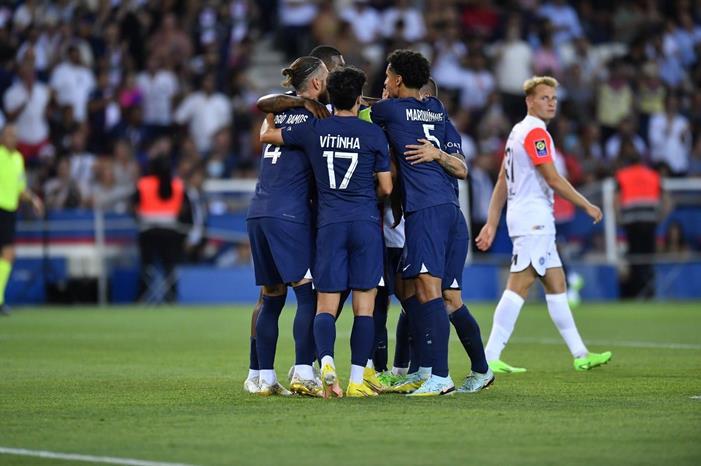 ناد إنجليزي يقترب من إنقاذ مدافع سان جيرمان FaEb5BrWQAAkqc2-1