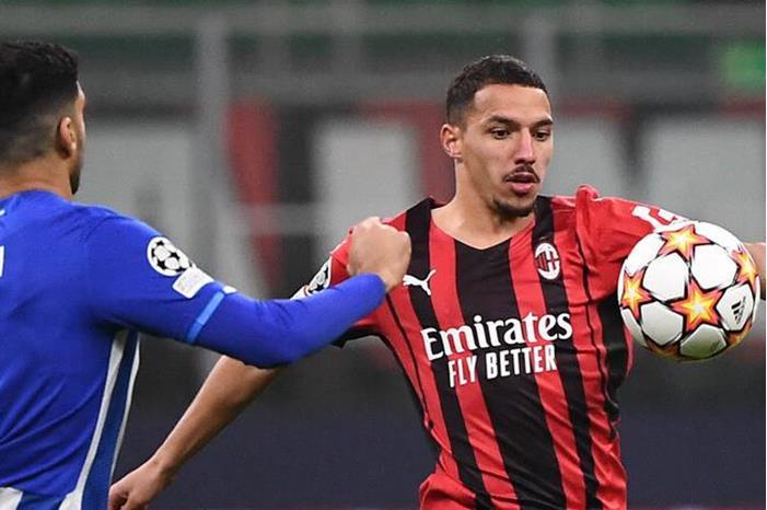 بن ناصر يرفض 3 ملايين يورو سنويا من ميلان الإيطالي 62fcad5a4236044e3b40fa13