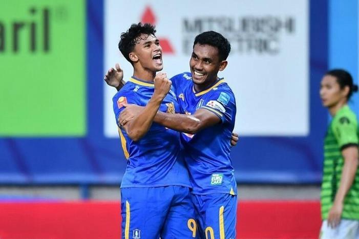 إحسان فندي لاعب باثوم يونايتد: يشرفني أن أتعلم إلى جانب تيراسيل Ikhsan-and-Teerasil