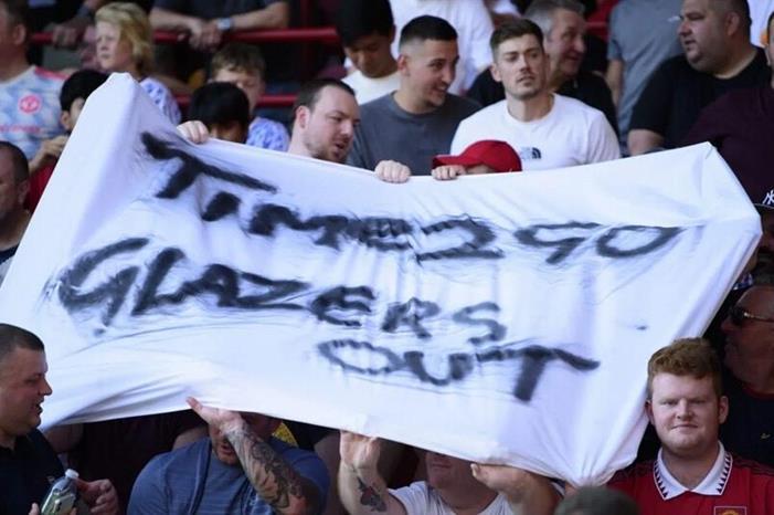 ما مطالب مشجعي مانشستر يونايتد من "أي مالك جديد" للنادي؟ man-united