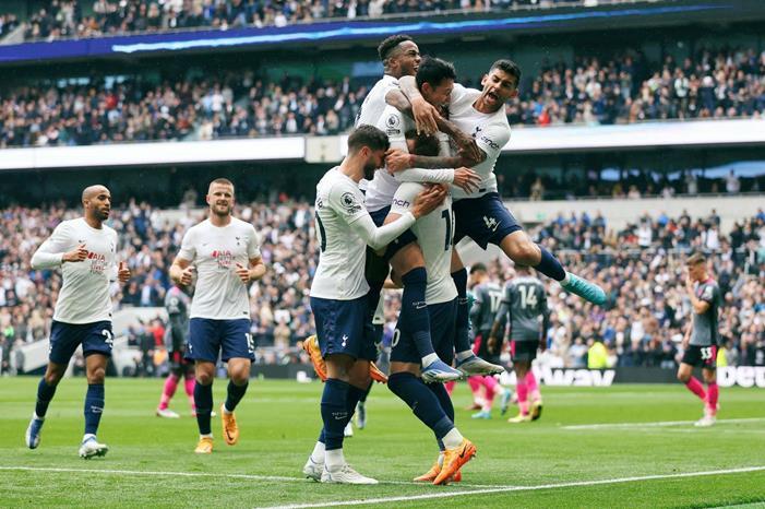 توتنهام في ضيافة نوتنجهام فورست بالدوري الإنجليزي image