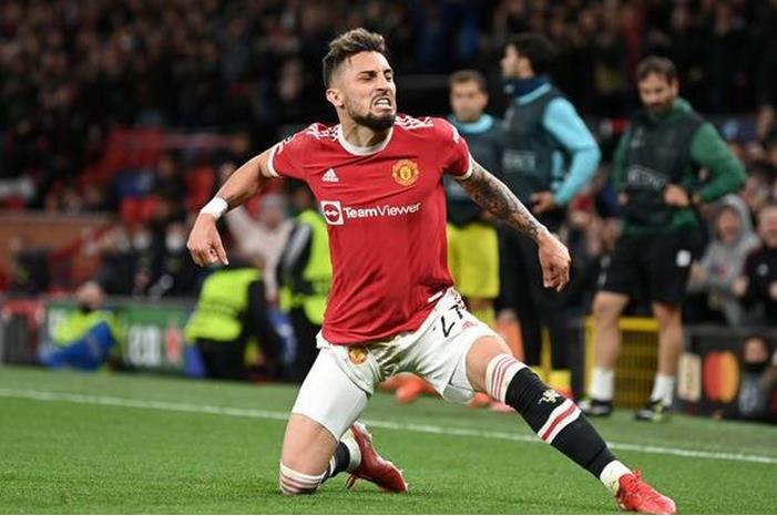 إشبيلية يتوصل لاتفاق بشأن لاعب يونايتد FA7oHlAXoAYrit_